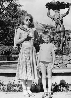 Віра Борисівна Бігдан з сином Олегом. Рига, 1987 рік